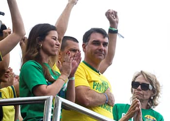 Em 1º discurso de campanha, Flávio Bolsonaro promete ‘tesouraço’, homenageia Jair e critica Lula: ‘Caloteiro da esperança’