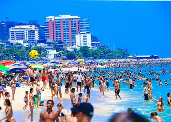 Cachorro, altinha, caixa de som: entenda o que pode e o que não pode nas praias do Rio