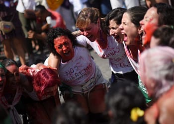 Protesto contra feminicídio reúne manifestantes em Copacabana