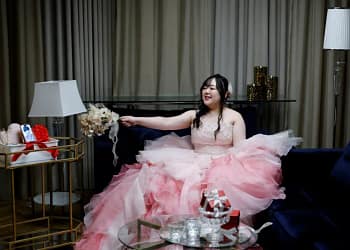 Japonesa casa com personagem que criou no ChatGPT: “Somos um casal”