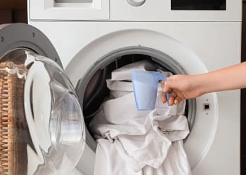 Quantas vezes deve lavar os lençóis, segundo uma microbióloga