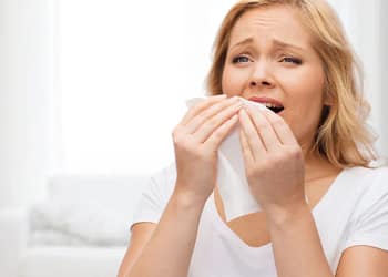 Sente vontade de espirrar quando olha para a luz? Entenda o motivo