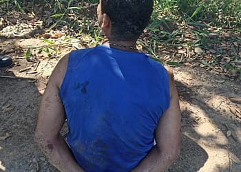 PM flagra homem dentro do rio com mulher desacordada nos braços no RJ