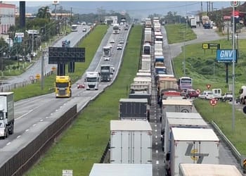 Veículos em painel causam transtornos na Via Dutra na manhã desta quarta-feira