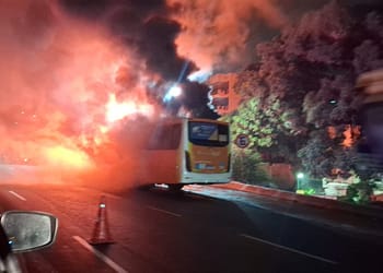 Ônibus pega fogo na saída do Túnel Rebouças e trava o trânsito no Rio