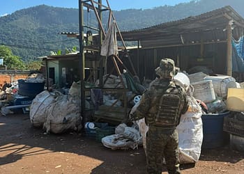 Polícia Ambiental flagra ferro-velho irregular em Angra dos Reis