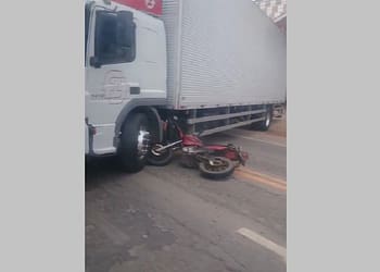 Acidente entre moto e caminhão deixa uma mulher ferida na BR-356, em Itaperuna