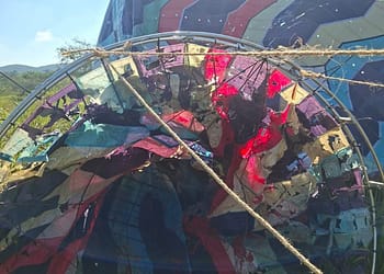 Balão de grande porte cai na área de mata em Búzios