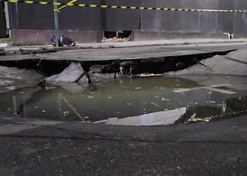 Rompimento de adutora arranca asfalto, abre cratera e interdita rua no Valparaíso, em Petrópolis