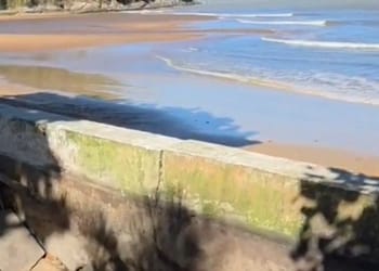 Avanço do mar destruição parte do calçadão em Rio das Ostras