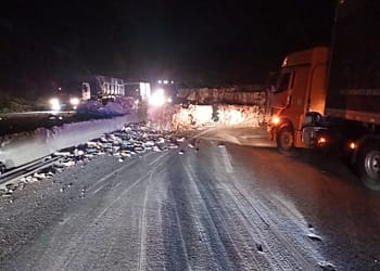 Serra das Araras é liberada após tombamento de carreta em Piraí