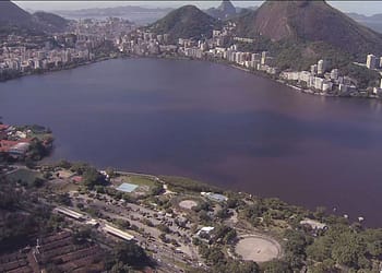 Cor da água da Lagoa Rodrigo de Freitas chama a atenção nesta terça-feira