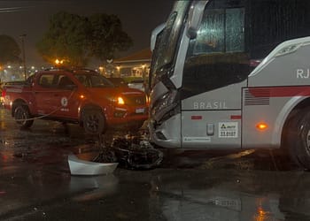 Jovem de 24 anos morre após bater de frente com ônibus em Araruama
