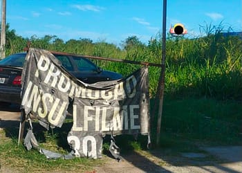 Fiscalização retira faixas e placas irregulares às margens da RJ-124