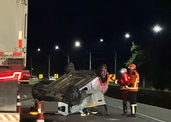 Carro capota e deixa duas pessoas feridas na Via Dutra, em Resende