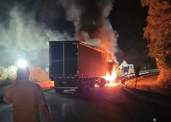 Carreta pega fogo e causa congestionamento na Serra das Araras, em Piraí