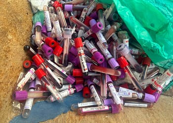 Tubos com sangue de animais são encontrados em caçamba em Cabo Frio