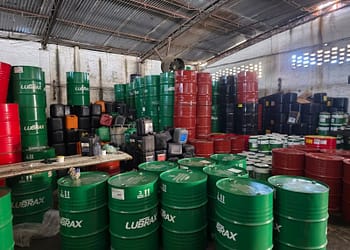 Operação data fábrica clandestina de óleo de petróleo falsificado e prende sete pessoas em Duque de Caxias