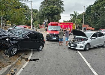 Acidente entre dois carros deixa duas pessoas feridas em Volta Redonda
