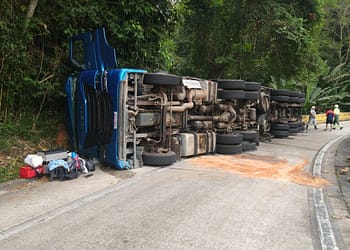 Carreta transportada com bebidas tomba na BR-116 e deixa trânsito em sistema de pare e siga em Guapimirim