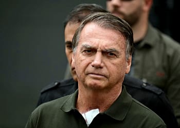Bolsonaro pede autorização para deixar prisão domiciliar e ir ao dentista; nome indicado pela defesa é esposa de Flávio Bolsonaro pede autorização para deixar prisão domiciliar e ir ao dentista; nome indicado pela defesa é esposa de Flávio