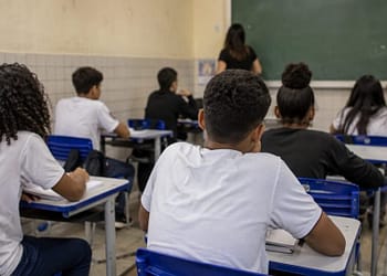 Ideb melhora, mas avanço é puxado pela alta aprovação nas escolas