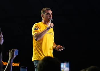 Suspeito de Ameaçar Flávio Bolsonaro é Levado para Depor em Juiz de Fora