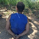 PM flagra homem dentro do rio com mulher desacordada nos braços no RJ