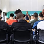 Ataques a escolas são precedidos por sinais de alerta e pacto de silêncio entre alunos