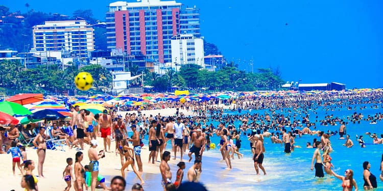 Cachorro, altinha, caixa de som: entenda o que pode e o que não pode nas praias do Rio
