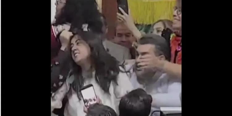 Briga entre deputados interrompe sessão no Congresso da Cidade do México