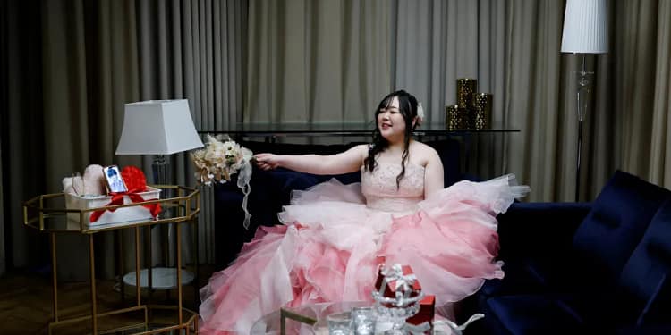 Japonesa casa com personagem que criou no ChatGPT: “Somos um casal”