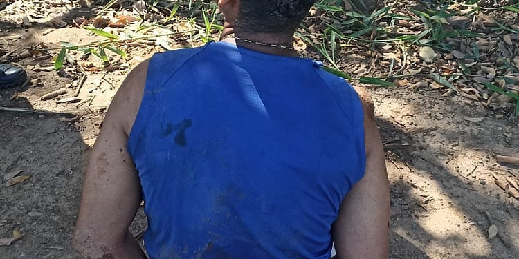PM flagra homem dentro do rio com mulher desacordada nos braços no RJ PM flagra homem dentro do rio com mulher desacordada nos braços no RJ