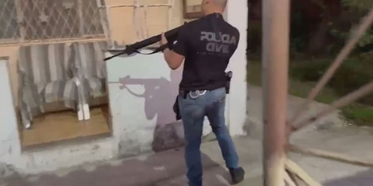 A Polícia Civil faz operação em 10 estados contra esquema de recepção de celulares roubados e furtados no RJ A Polícia Civil faz operação em 10 estados contra esquema de recepção de celulares roubados e furtados no RJ