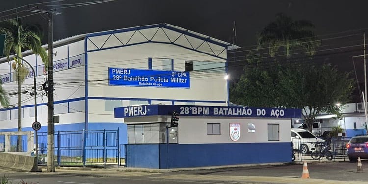 Homem está preso por suspeita de manter a esposa em cárcere privado em Volta Redonda Homem está preso por suspeita de manter a esposa em cárcere privado em Volta Redonda