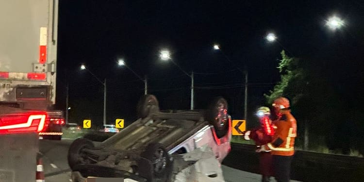 Carro capota e deixa duas pessoas feridas na Via Dutra, em Resende Carro capota e deixa duas pessoas feridas na Via Dutra, em Resende