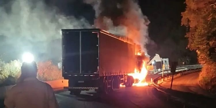 Carreta pega fogo e causa congestionamento na Serra das Araras, em Piraí Carreta pega fogo e causa congestionamento na Serra das Araras, em Piraí