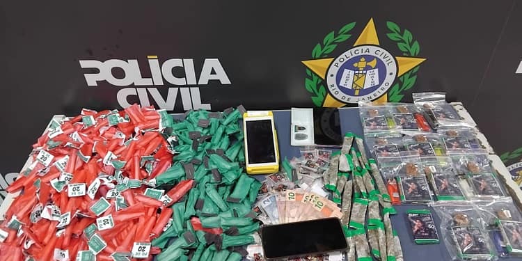 Trio é preso com grande quantidade de drogas em Angra dos Reis Trio é preso com grande quantidade de drogas em Angra dos Reis