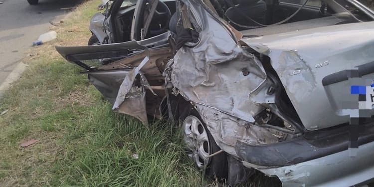 Acidente entre caminhão e carro deixa pessoa ferida na Via Dutra, em Resende
