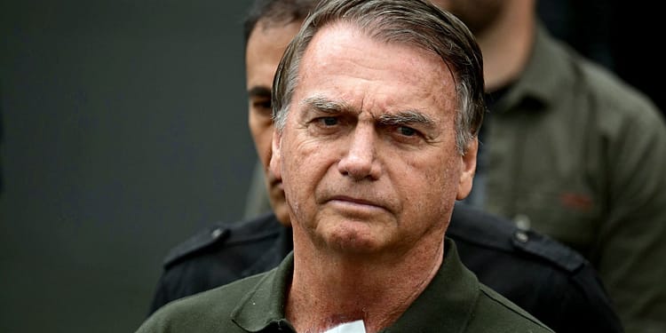 Bolsonaro pede autorização para deixar prisão domiciliar e ir ao dentista; nome indicado pela defesa é esposa de Flávio
