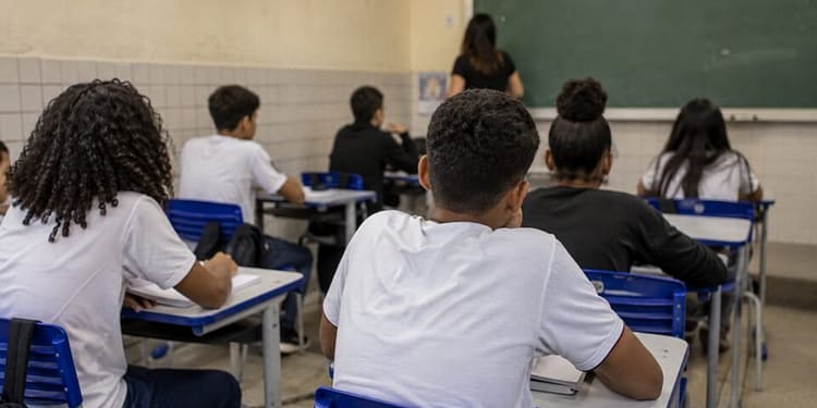Ideb melhora, mas avanço é puxado pela alta aprovação nas escolas