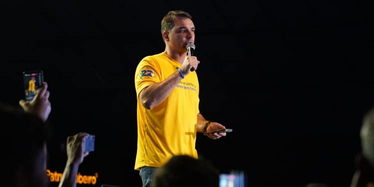 Suspeito de Ameaçar Flávio Bolsonaro é Levado para Depor em Juiz de Fora